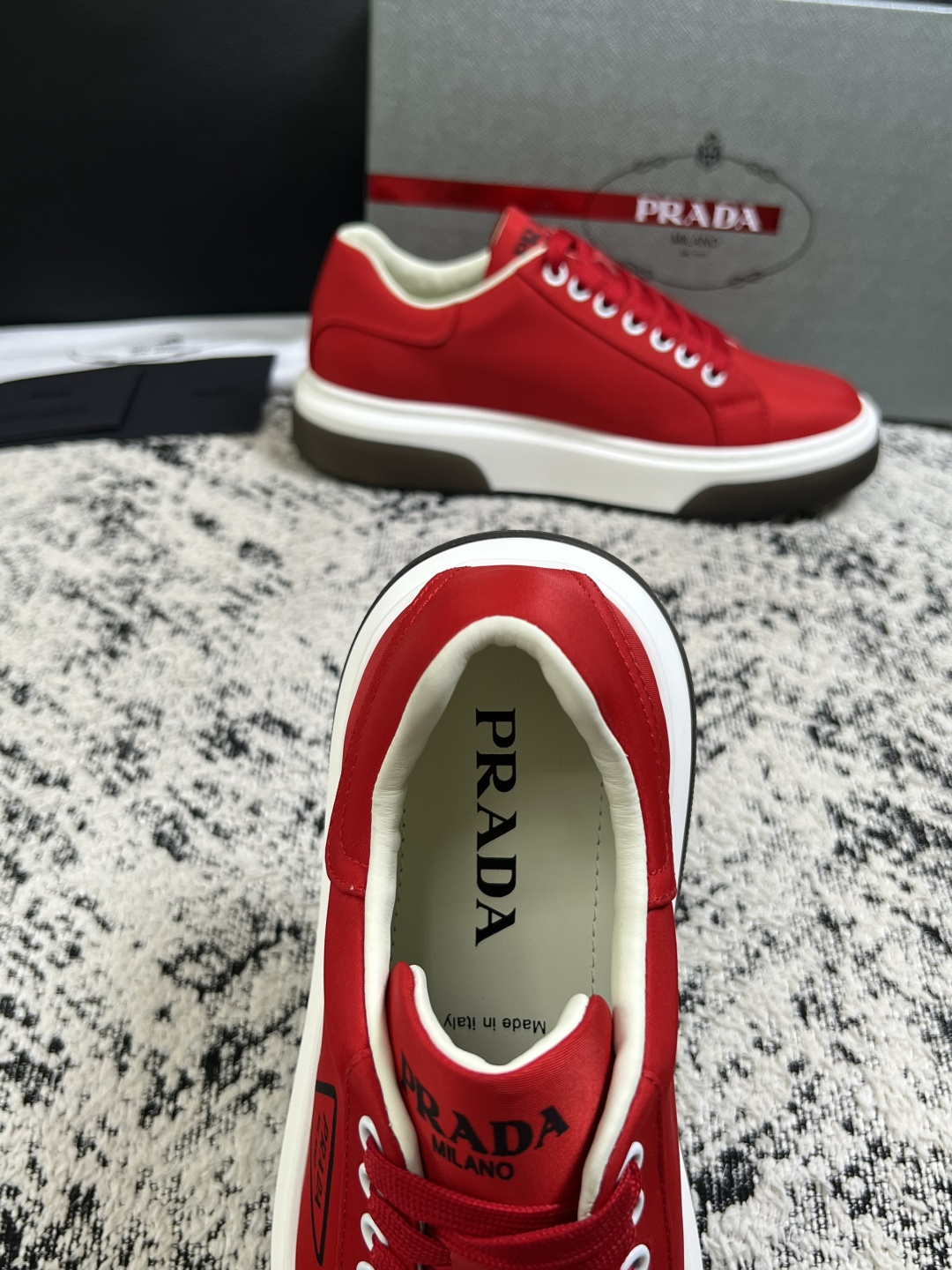 Prada  顶级工艺品，普拉达 专柜同步，原厂配置意大利进口牛皮面料，进口牛皮内里垫，透气舒适，鞋底：原厂特供原版底，