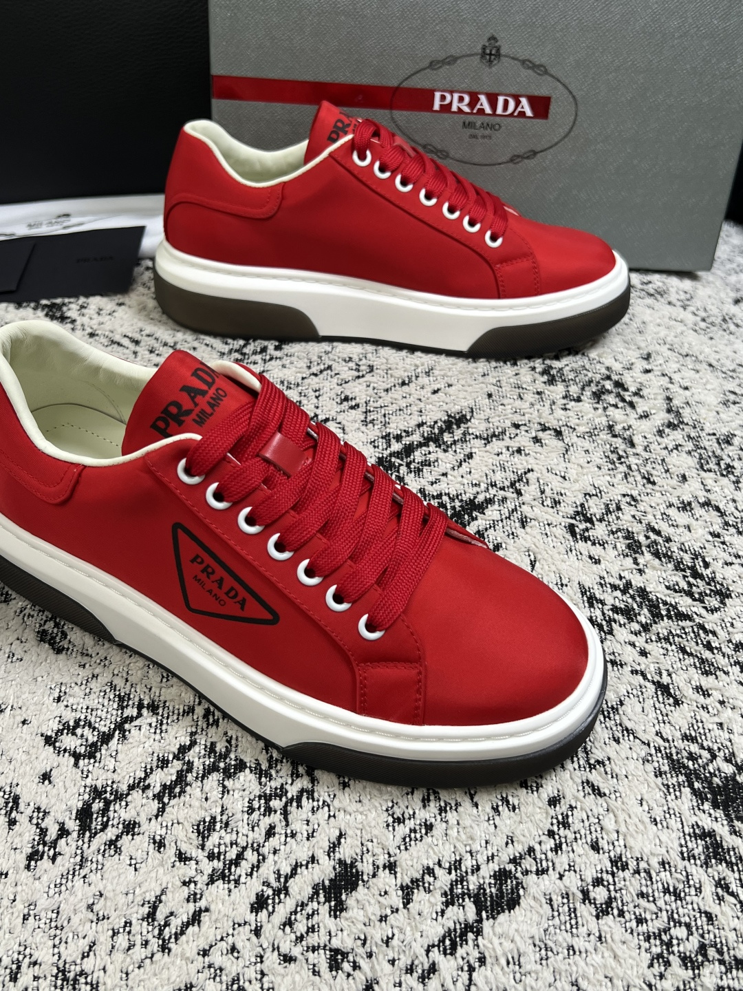 Prada  顶级工艺品，普拉达 专柜同步，原厂配置意大利进口牛皮面料，进口牛皮内里垫，透气舒适，鞋底：原厂特供原版底，