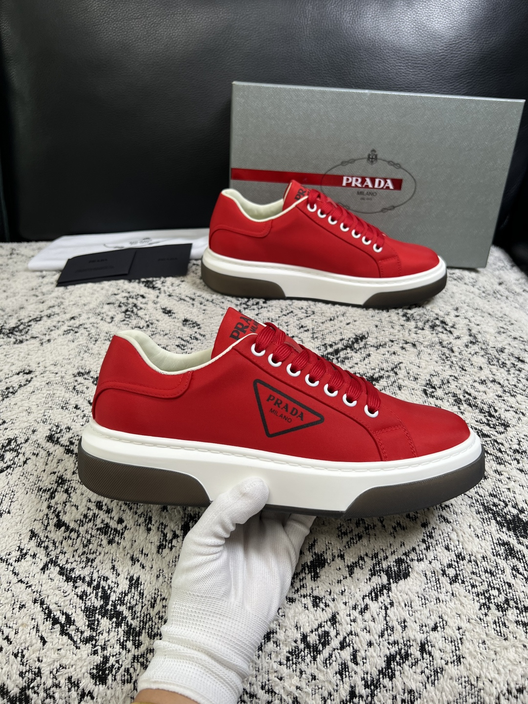 Prada  顶级工艺品，普拉达 专柜同步，原厂配置意大利进口牛皮面料，进口牛皮内里垫，透气舒适，鞋底：原厂特供原版底，