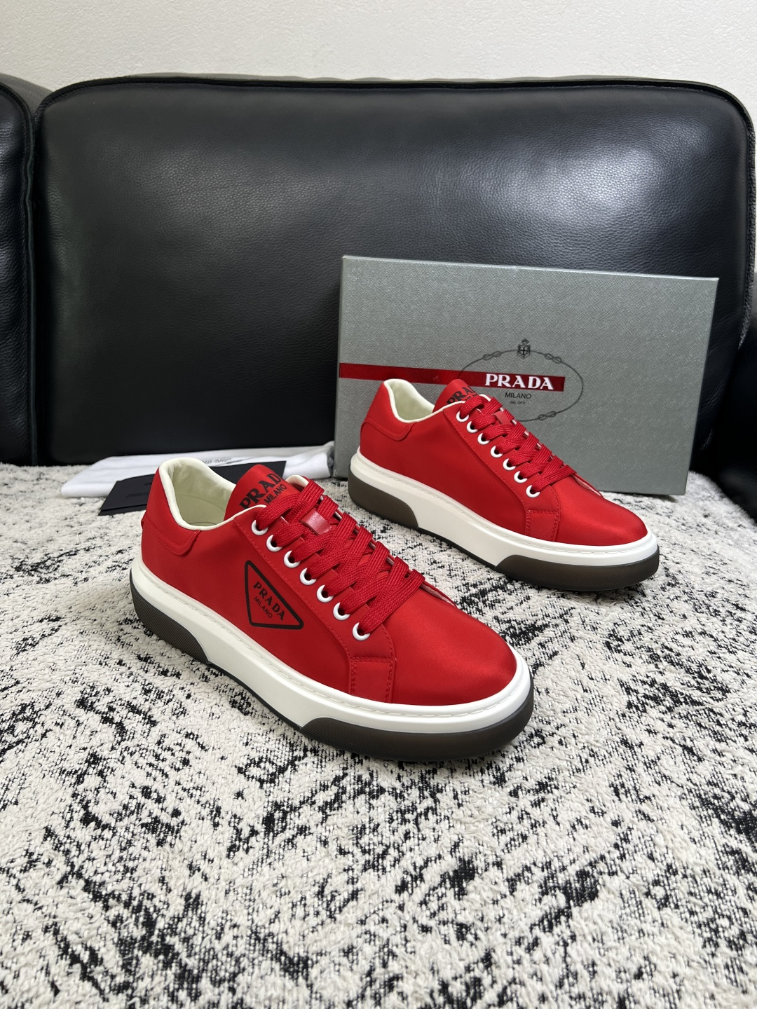 Prada  顶级工艺品，普拉达 专柜同步，原厂配置意大利进口牛皮面料，进口牛皮内里垫，透气舒适，鞋底：原厂特供原版底，