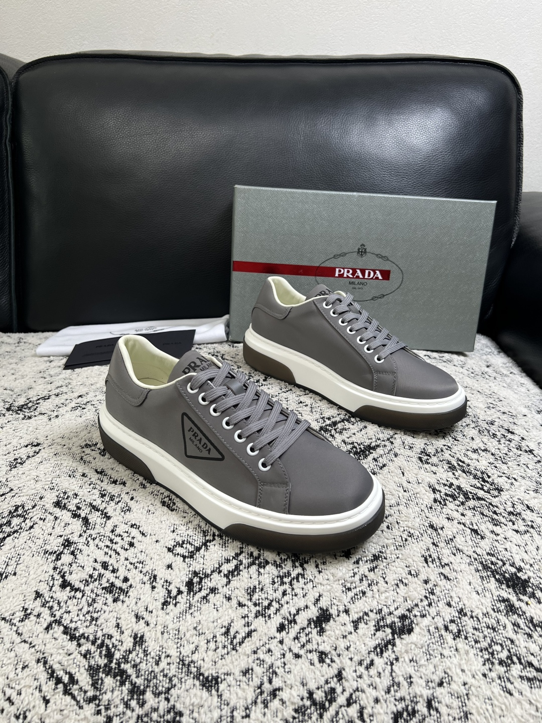 Prada  顶级工艺品，普拉达 专柜同步，原厂配置意大利进口牛皮面料，进口牛皮内里垫，透气舒适，鞋底：原厂特供原版底，