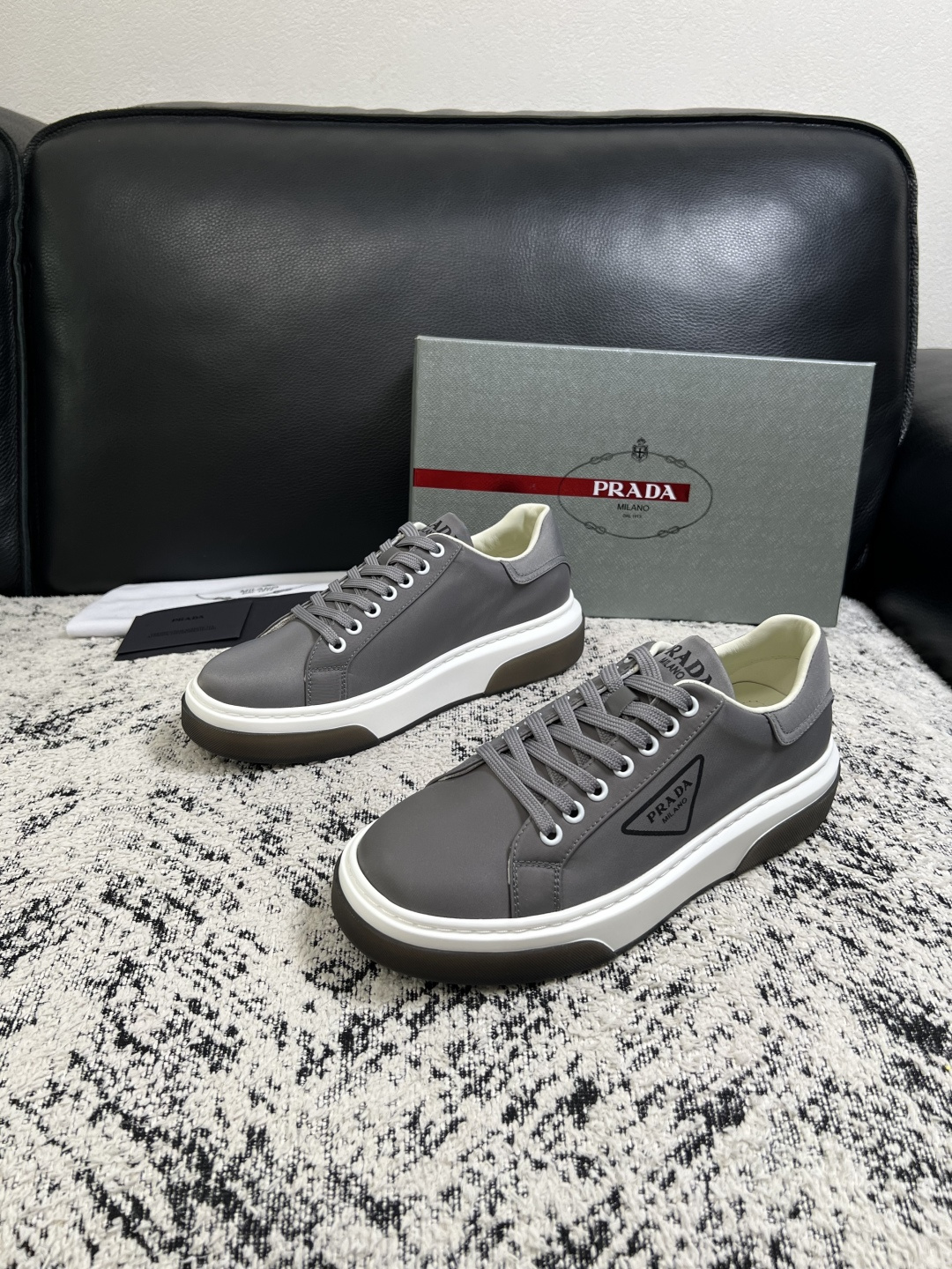 Prada  顶级工艺品，普拉达 专柜同步，原厂配置意大利进口牛皮面料，进口牛皮内里垫，透气舒适，鞋底：原厂特供原版底，