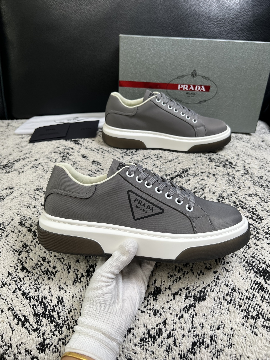 Prada  顶级工艺品，普拉达 专柜同步，原厂配置意大利进口牛皮面料，进口牛皮内里垫，透气舒适，鞋底：原厂特供原版底，