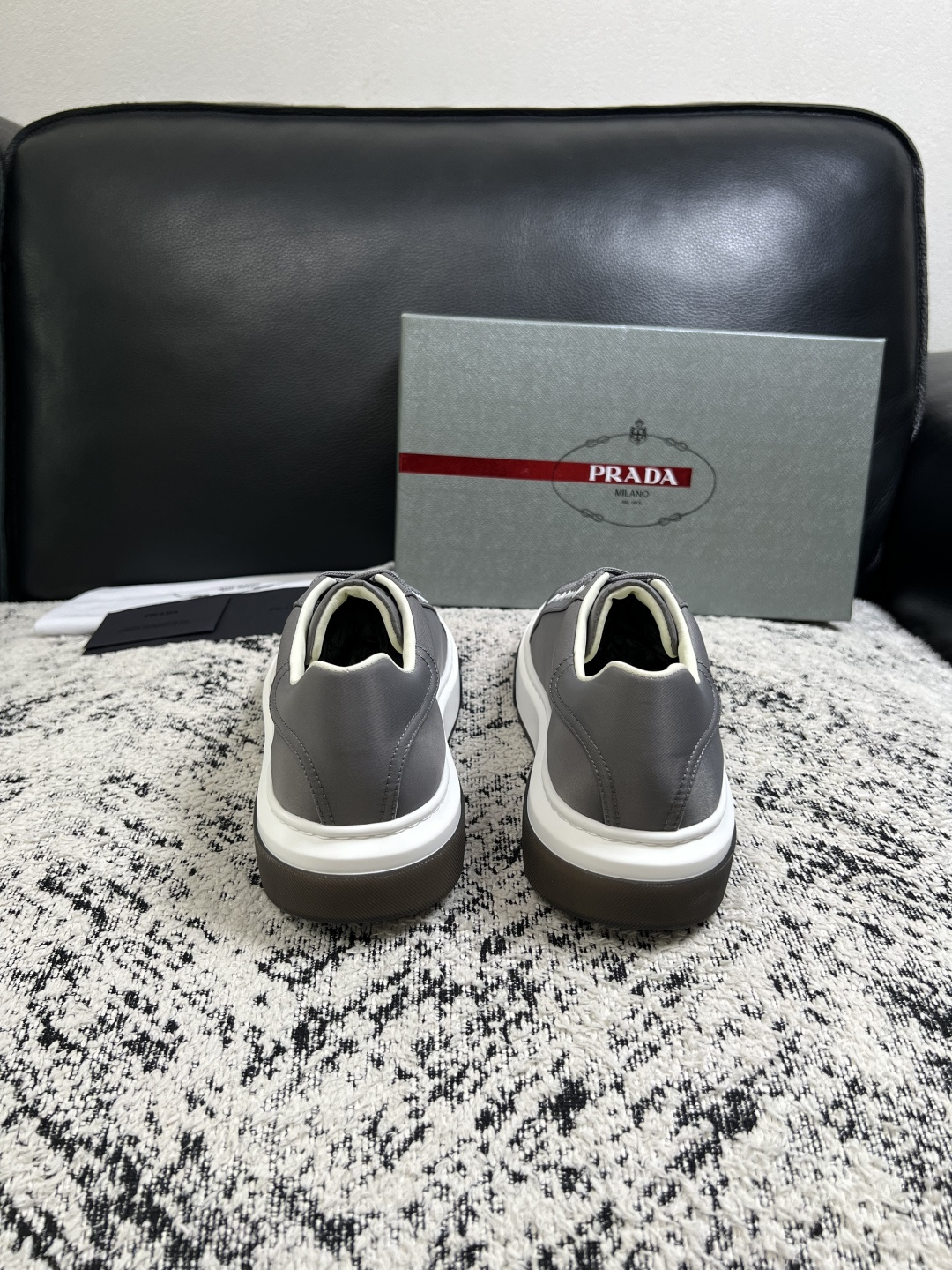 Prada  顶级工艺品，普拉达 专柜同步，原厂配置意大利进口牛皮面料，进口牛皮内里垫，透气舒适，鞋底：原厂特供原版底，