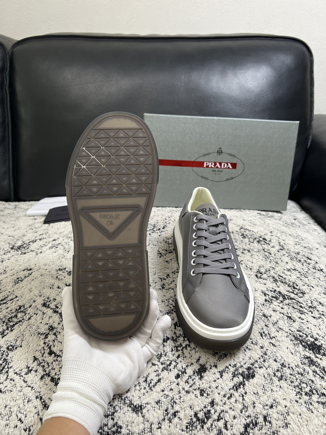 Prada  顶级工艺品，普拉达 专柜同步，原厂配置意大利进口牛皮面料，进口牛皮内里垫，透气舒适，鞋底：原厂特供原版底，