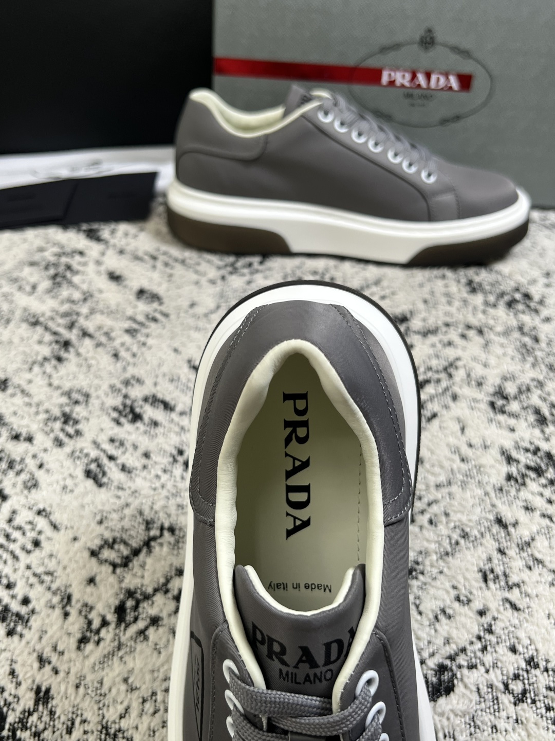 Prada  顶级工艺品，普拉达 专柜同步，原厂配置意大利进口牛皮面料，进口牛皮内里垫，透气舒适，鞋底：原厂特供原版底，