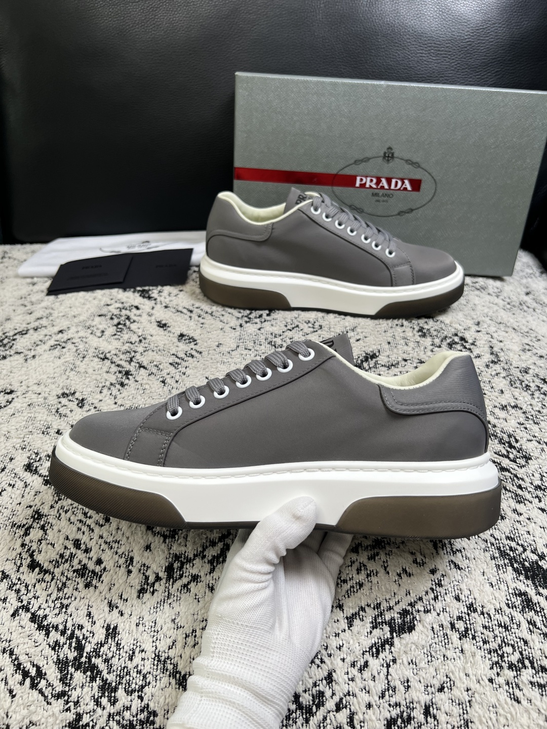 Prada  顶级工艺品，普拉达 专柜同步，原厂配置意大利进口牛皮面料，进口牛皮内里垫，透气舒适，鞋底：原厂特供原版底，