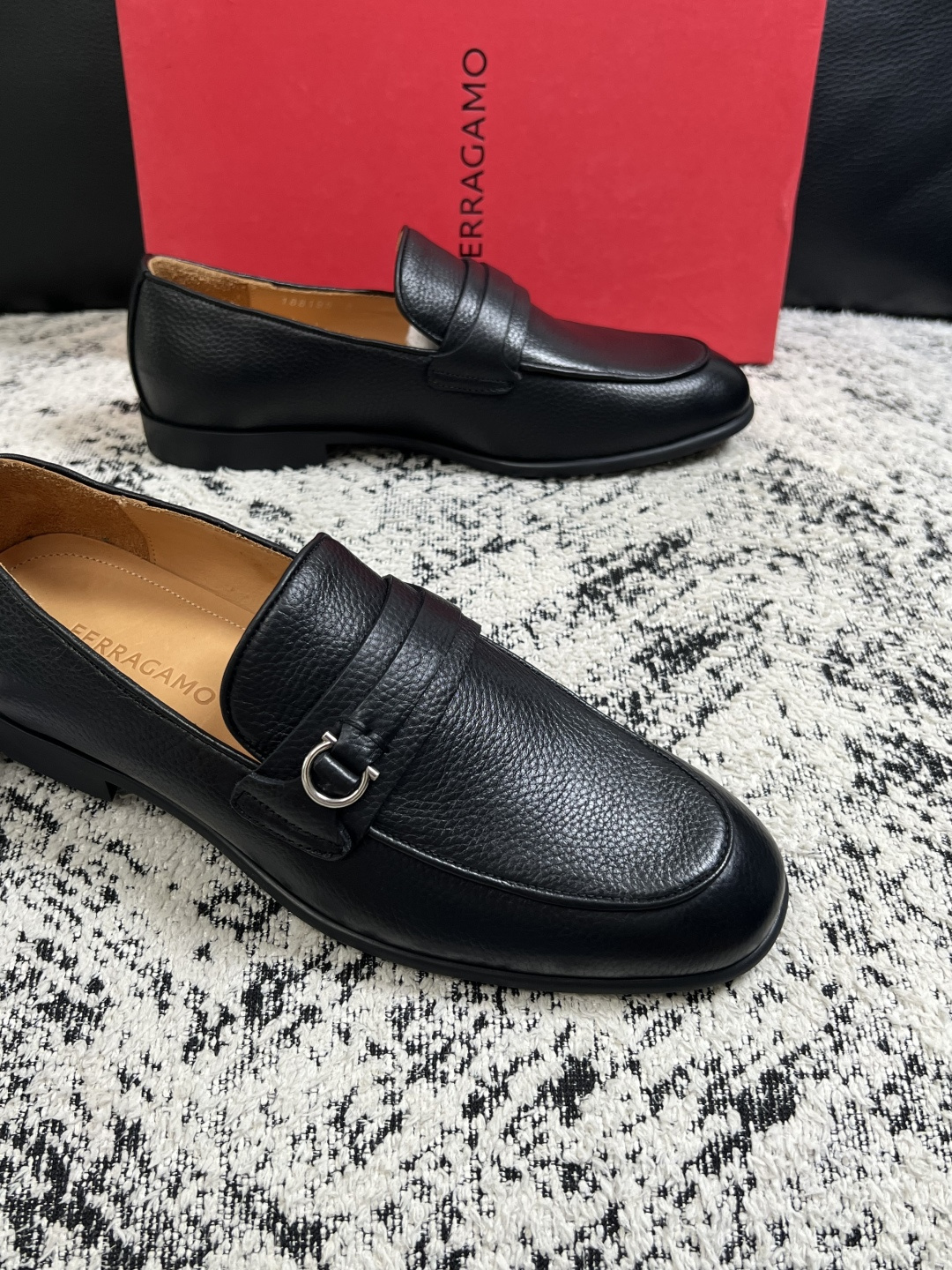 Ferragamo  高品质  顶级工艺品  菲拉格慕  皮鞋专柜同步发售原厂配置，意大利进口原版牛皮，进口水染牛里 ，