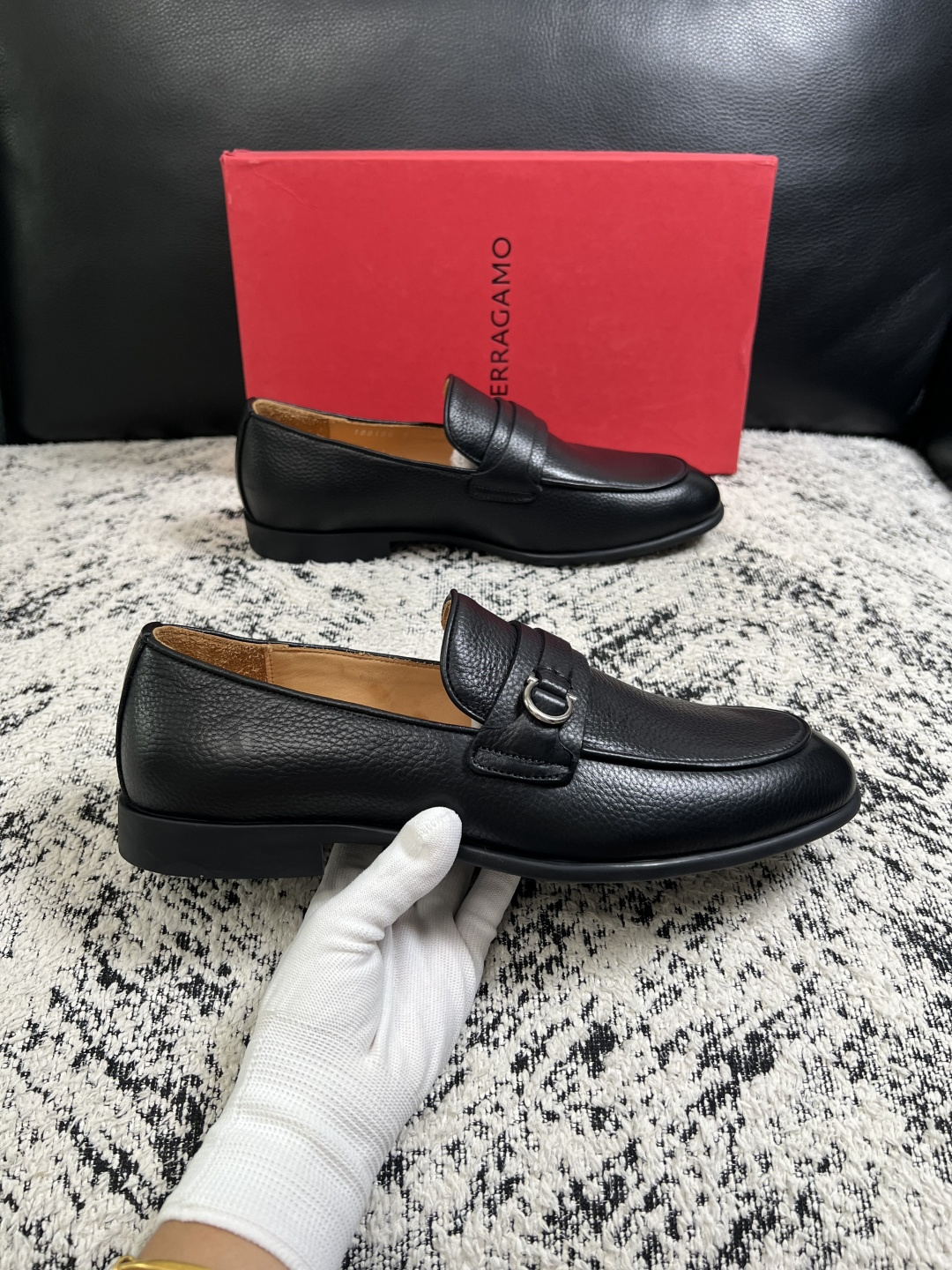 Ferragamo  高品质  顶级工艺品  菲拉格慕  皮鞋专柜同步发售原厂配置，意大利进口原版牛皮，进口水染牛里 ，