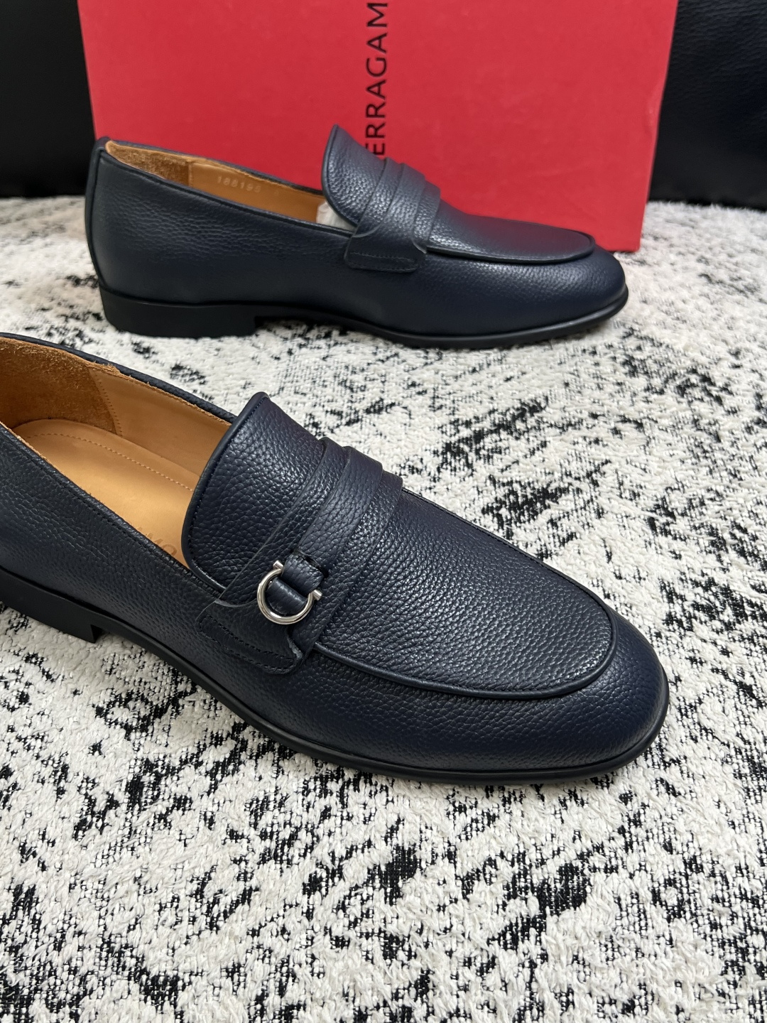 Ferragamo  高品质  顶级工艺品  菲拉格慕  皮鞋专柜同步发售原厂配置，意大利进口原版牛皮，进口水染牛里 ，