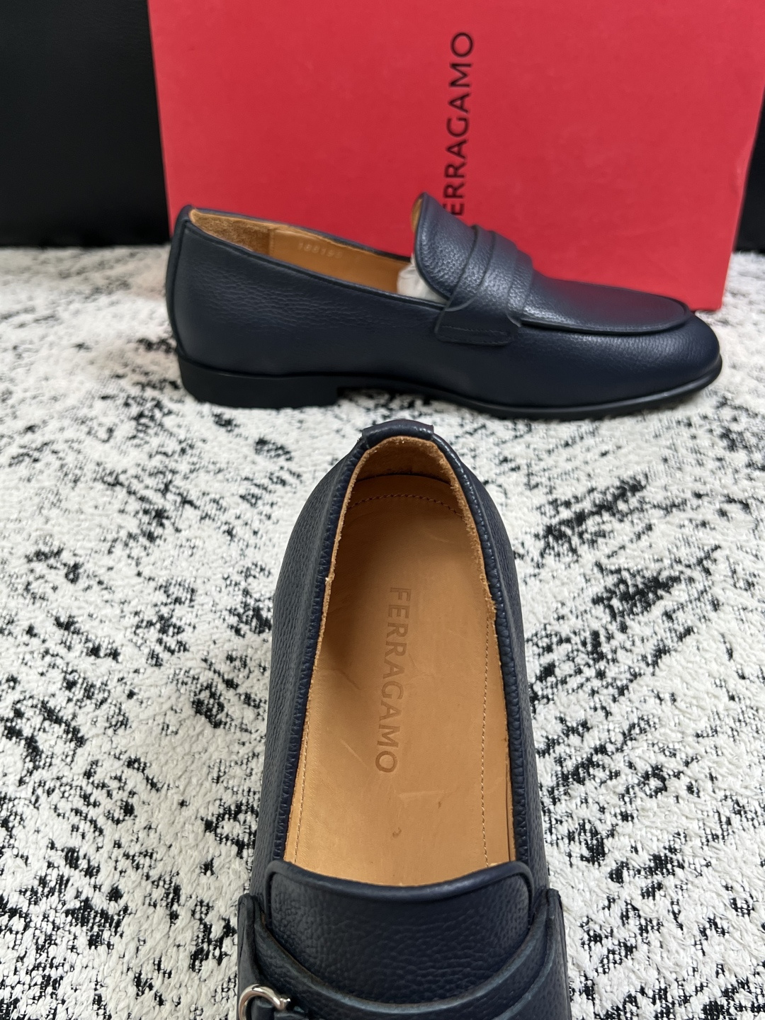 Ferragamo  高品质  顶级工艺品  菲拉格慕  皮鞋专柜同步发售原厂配置，意大利进口原版牛皮，进口水染牛里 ，