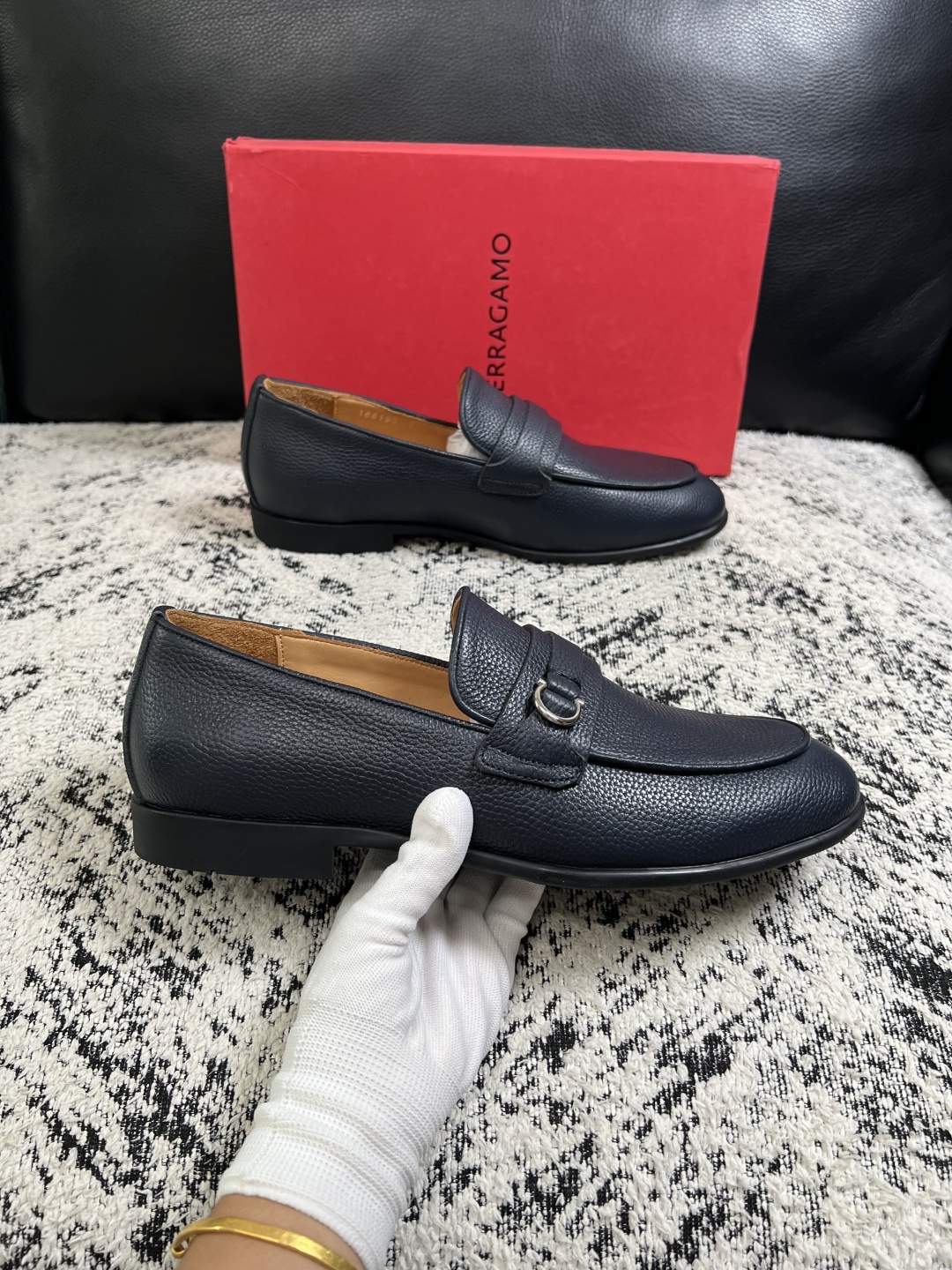 Ferragamo  高品质  顶级工艺品  菲拉格慕  皮鞋专柜同步发售原厂配置，意大利进口原版牛皮，进口水染牛里 ，
