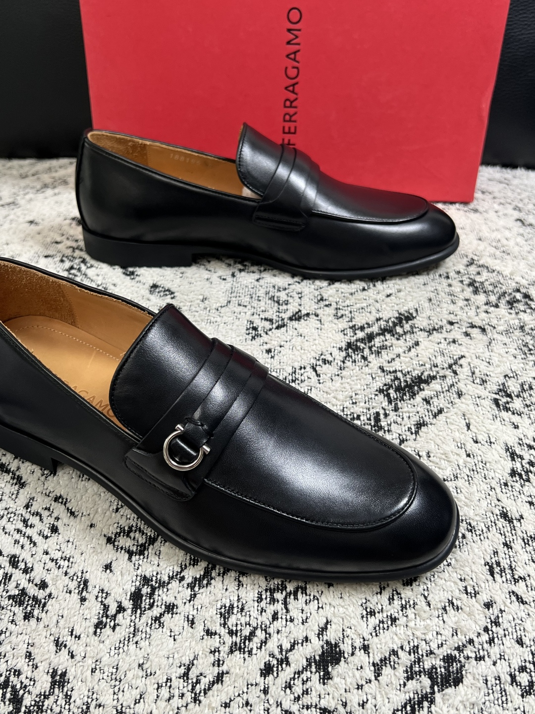 Ferragamo  高品质  顶级工艺品  菲拉格慕  皮鞋专柜同步发售原厂配置，意大利进口原版牛皮，进口水染牛里 ，