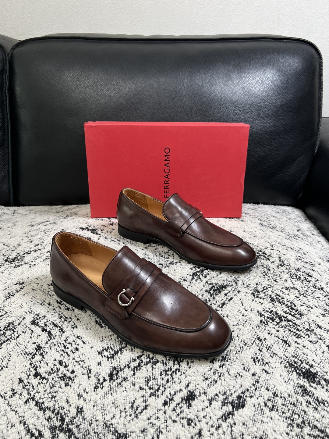 Ferragamo  高品质  顶级工艺品  菲拉格慕  皮鞋专柜同步发售原厂配置，意大利进口原版牛皮，进口水染牛里 ，
