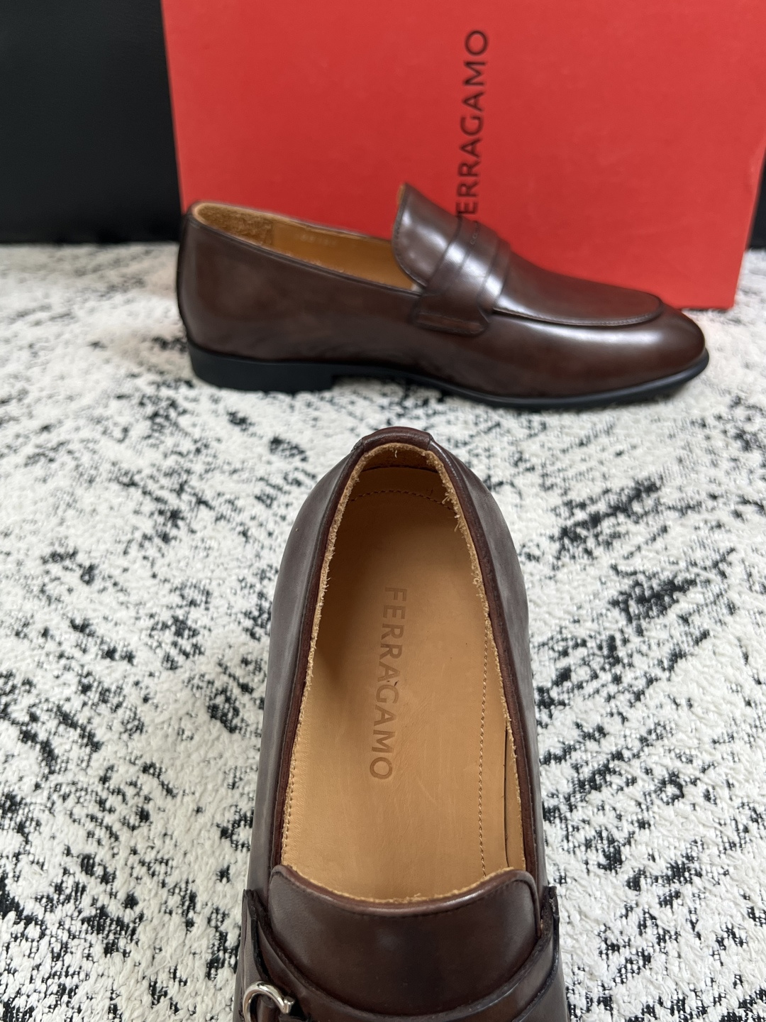 Ferragamo  高品质  顶级工艺品  菲拉格慕  皮鞋专柜同步发售原厂配置，意大利进口原版牛皮，进口水染牛里 ，