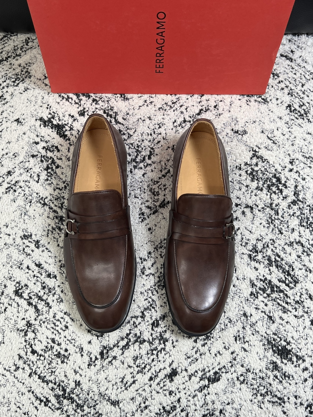 Ferragamo  高品质  顶级工艺品  菲拉格慕  皮鞋专柜同步发售原厂配置，意大利进口原版牛皮，进口水染牛里 ，