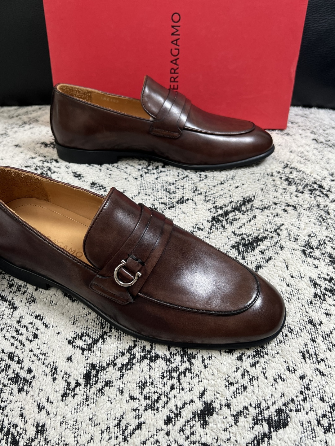 Ferragamo  高品质  顶级工艺品  菲拉格慕  皮鞋专柜同步发售原厂配置，意大利进口原版牛皮，进口水染牛里 ，