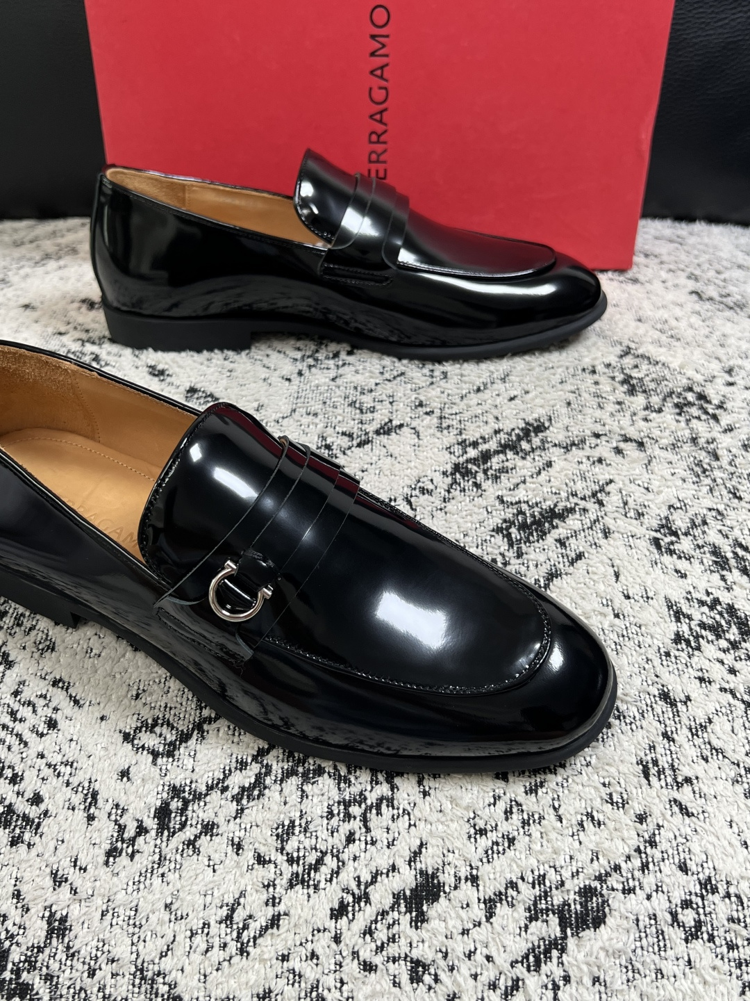 Ferragamo  高品质  顶级工艺品  菲拉格慕  皮鞋专柜同步发售原厂配置，意大利进口原版牛皮，进口水染牛里 ，