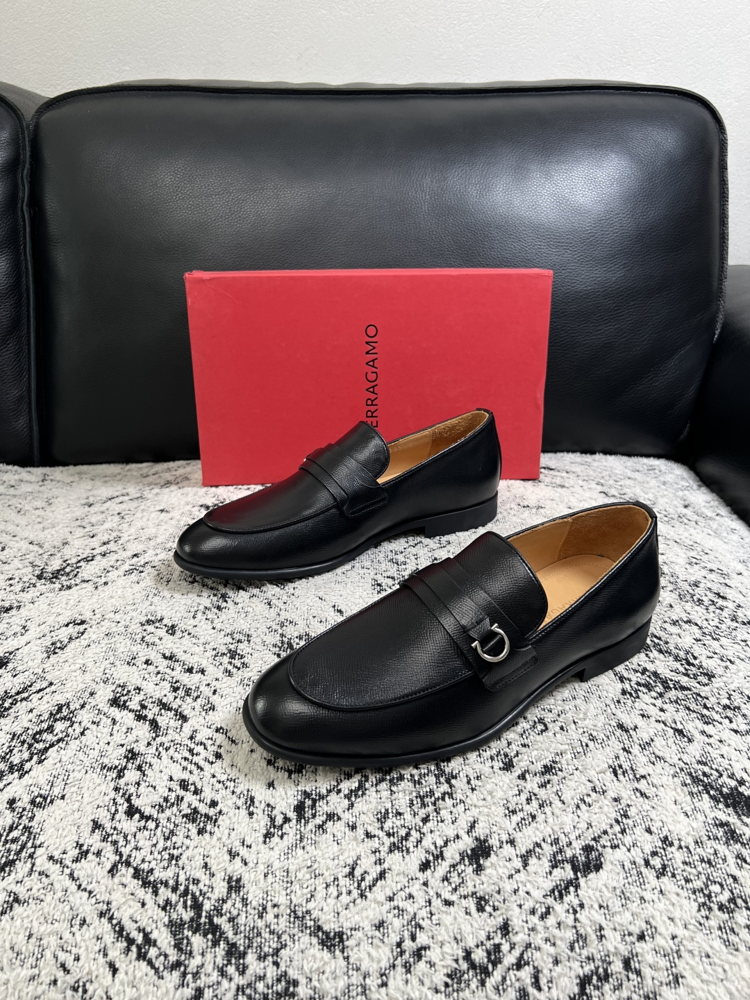 Ferragamo  高品质  顶级工艺品  菲拉格慕  皮鞋专柜同步发售原厂配置，意大利进口原版牛皮，进口水染牛里 ，