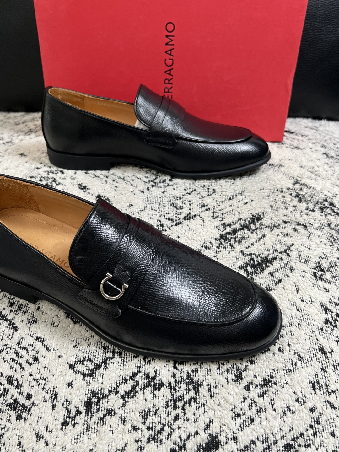 Ferragamo  高品质  顶级工艺品  菲拉格慕  皮鞋专柜同步发售原厂配置，意大利进口原版牛皮，进口水染牛里 ，
