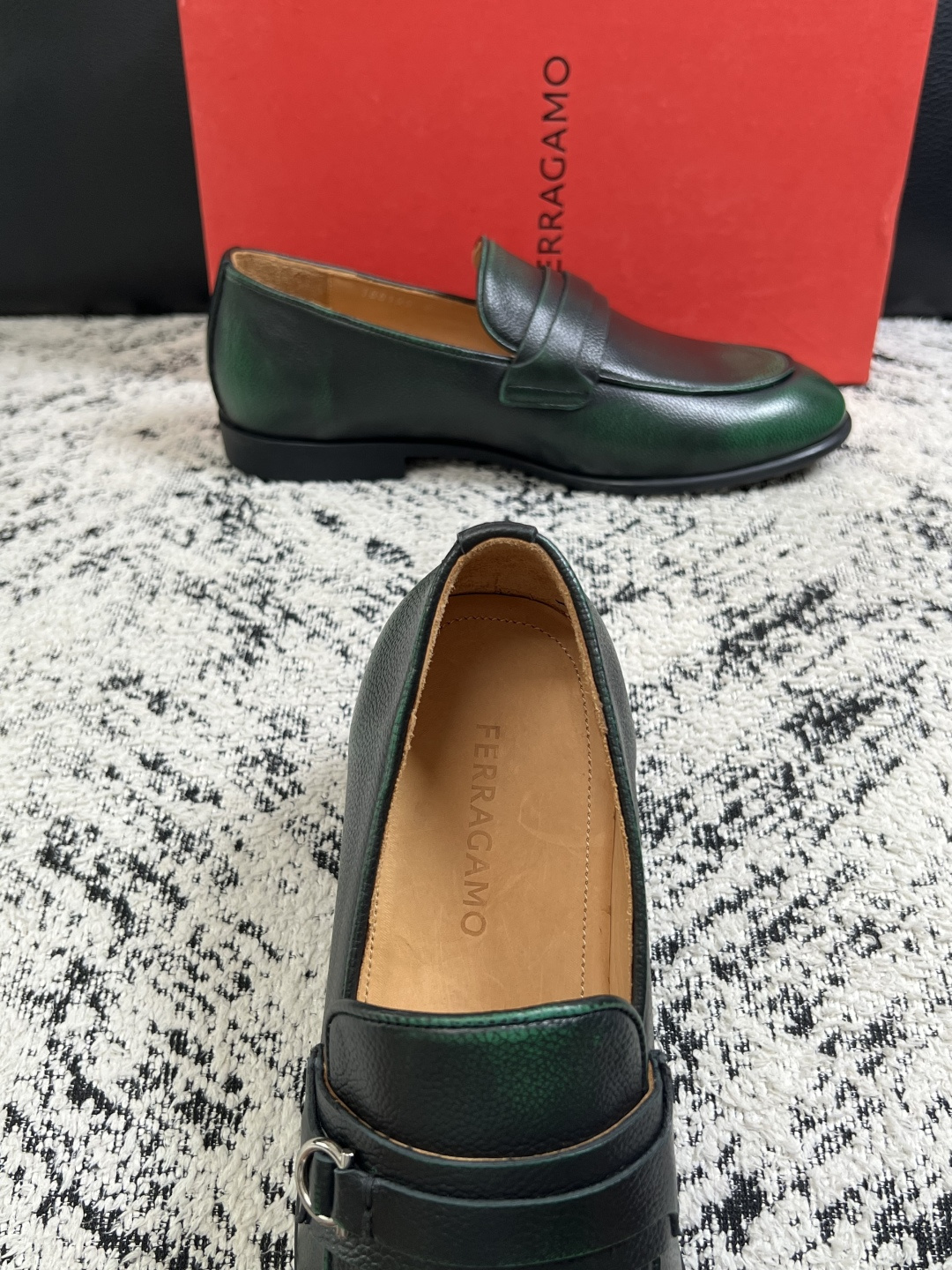 Ferragamo  高品质  顶级工艺品  菲拉格慕  皮鞋专柜同步发售原厂配置，意大利进口原版牛皮，进口水染牛里 ，