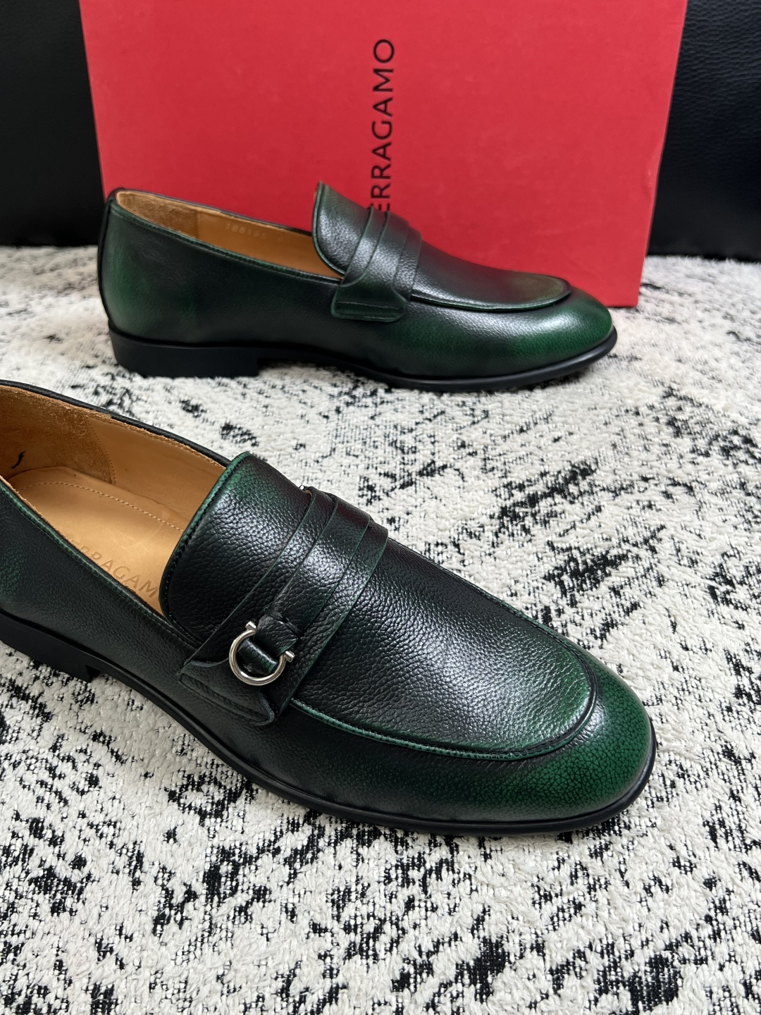 Ferragamo  高品质  顶级工艺品  菲拉格慕  皮鞋专柜同步发售原厂配置，意大利进口原版牛皮，进口水染牛里 ，