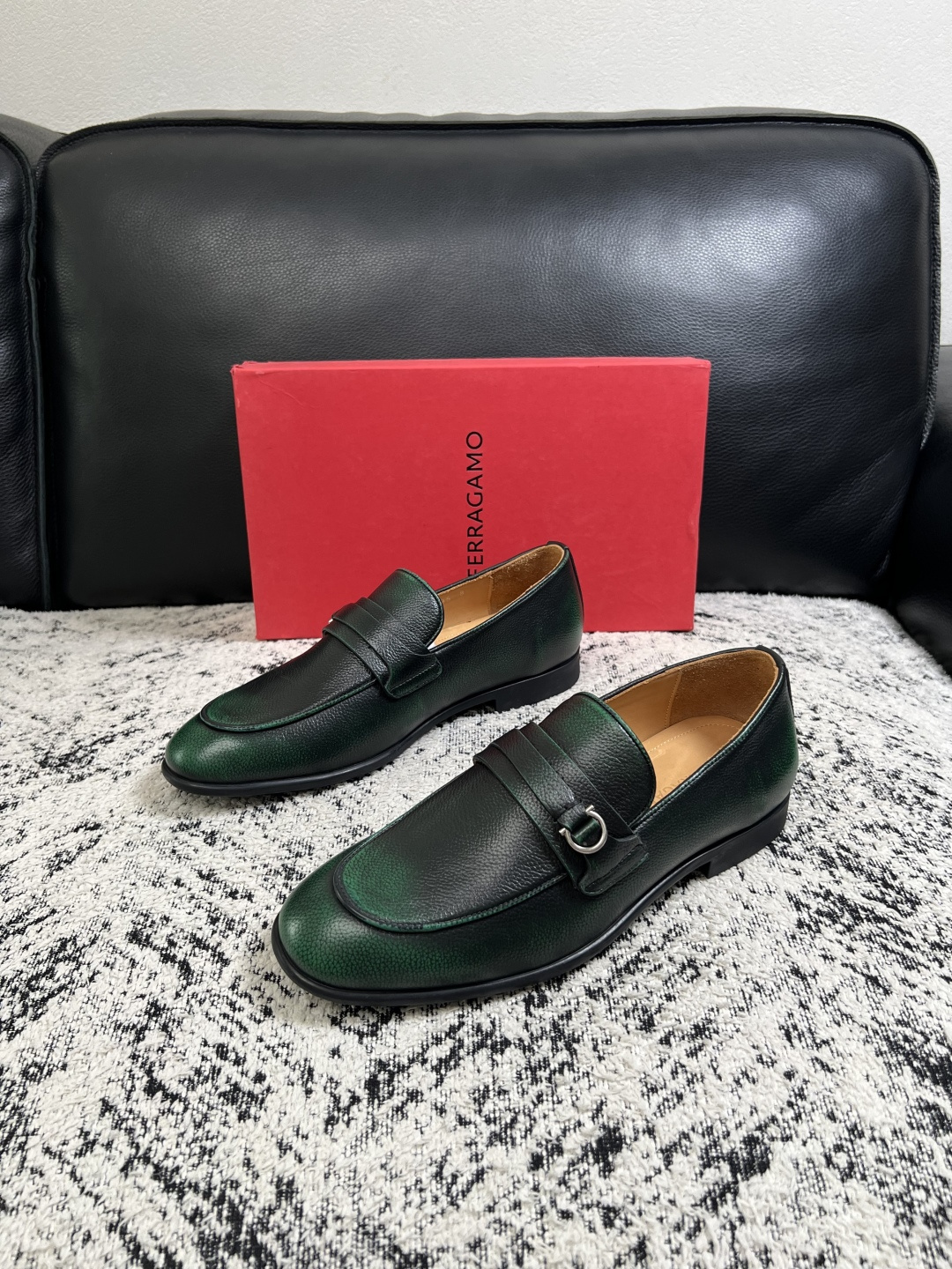 Ferragamo  高品质  顶级工艺品  菲拉格慕  皮鞋专柜同步发售原厂配置，意大利进口原版牛皮，进口水染牛里 ，