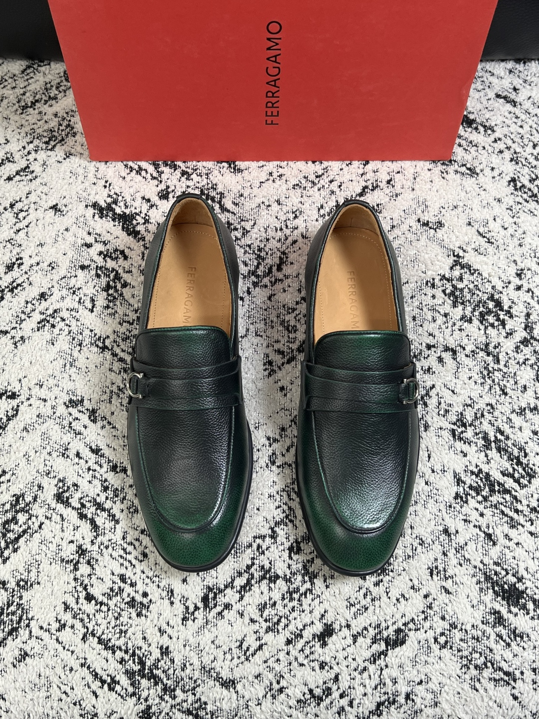 Ferragamo  高品质  顶级工艺品  菲拉格慕  皮鞋专柜同步发售原厂配置，意大利进口原版牛皮，进口水染牛里 ，