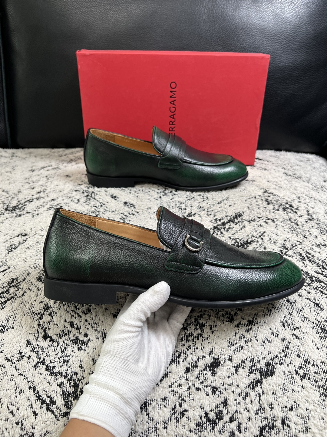 Ferragamo  高品质  顶级工艺品  菲拉格慕  皮鞋专柜同步发售原厂配置，意大利进口原版牛皮，进口水染牛里 ，