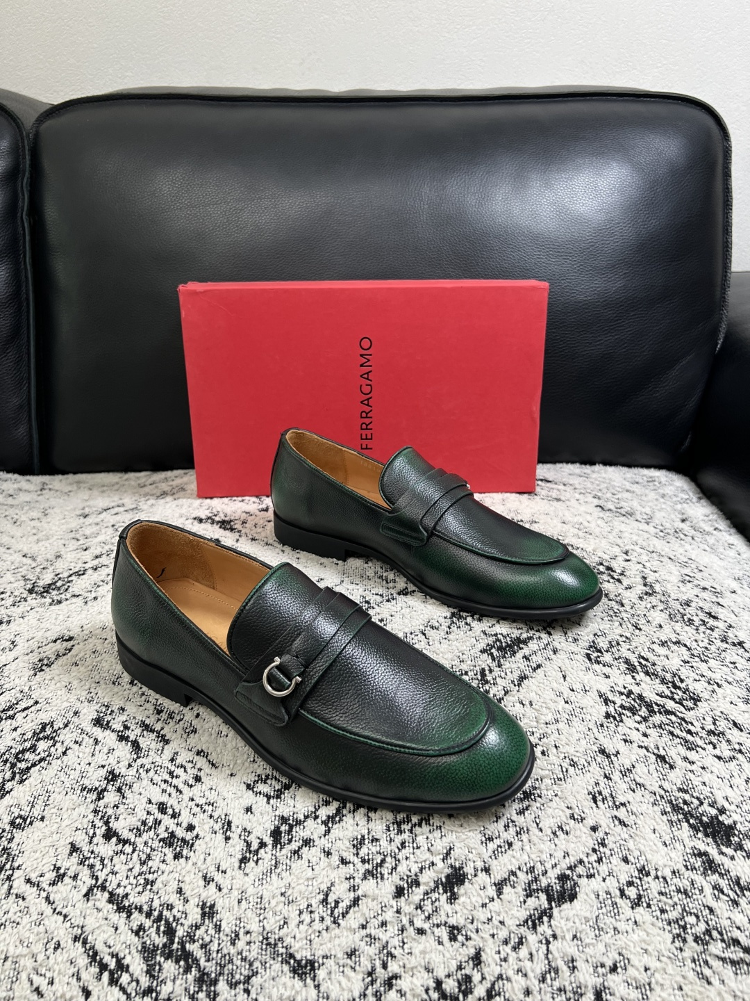 Ferragamo  高品质  顶级工艺品  菲拉格慕  皮鞋专柜同步发售原厂配置，意大利进口原版牛皮，进口水染牛里 ，