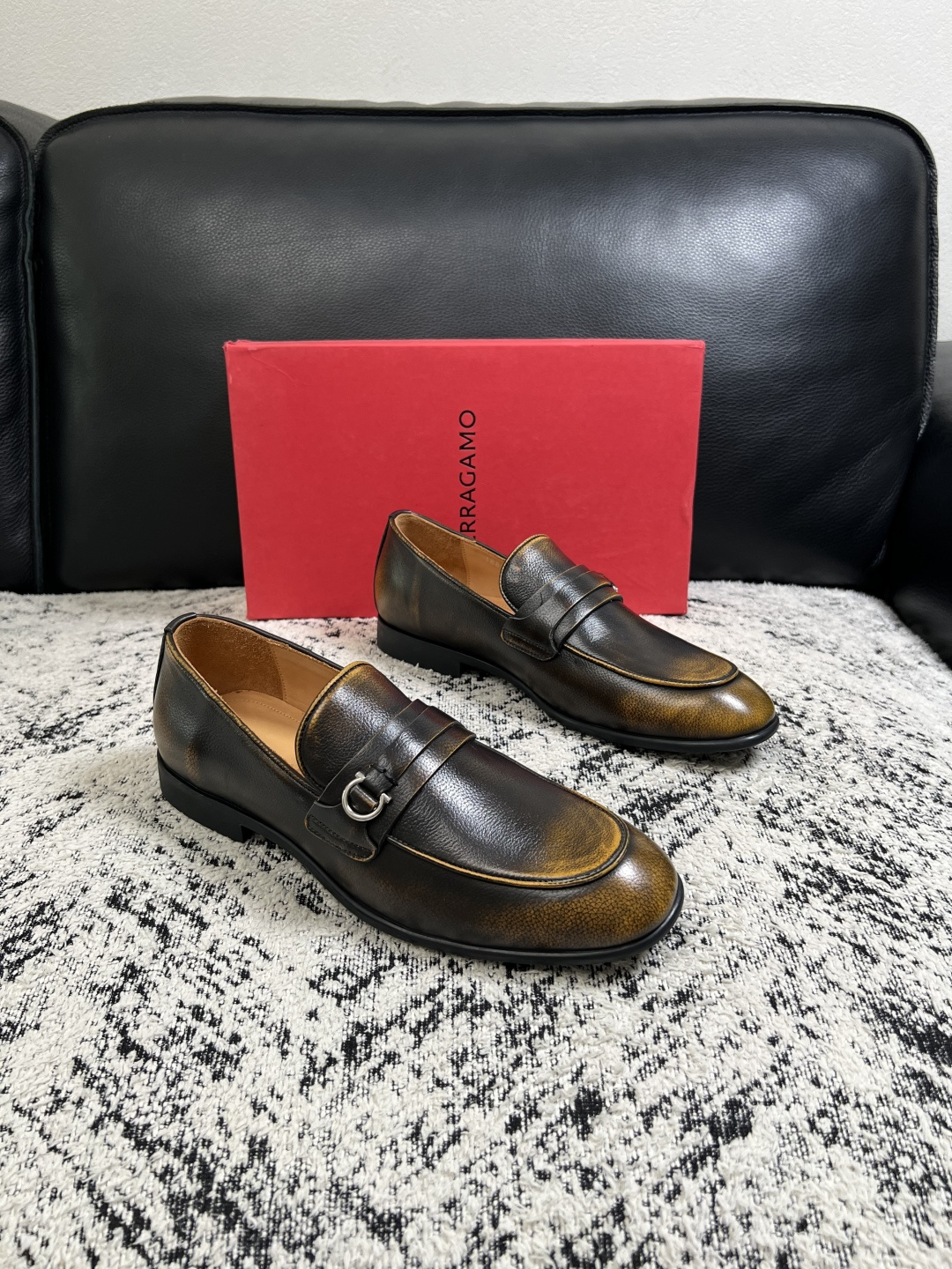 Ferragamo  高品质  顶级工艺品  菲拉格慕  皮鞋专柜同步发售原厂配置，意大利进口原版牛皮，进口水染牛里 ，