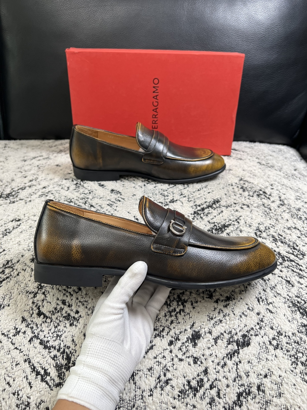 Ferragamo  高品质  顶级工艺品  菲拉格慕  皮鞋专柜同步发售原厂配置，意大利进口原版牛皮，进口水染牛里 ，