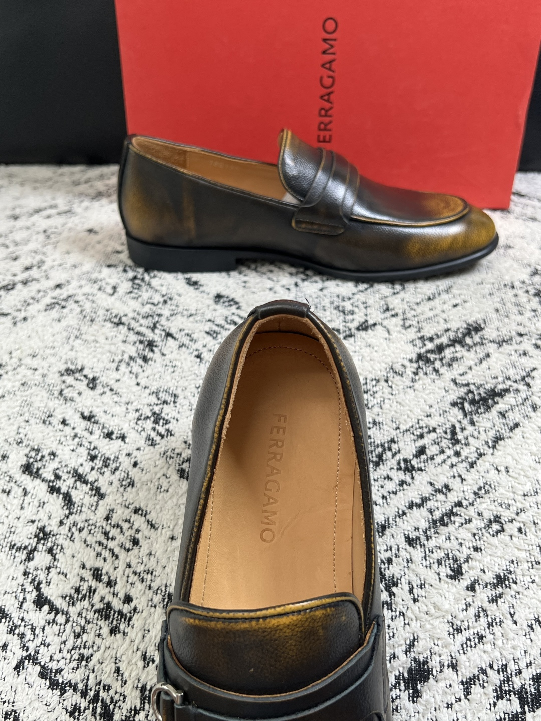 Ferragamo  高品质  顶级工艺品  菲拉格慕  皮鞋专柜同步发售原厂配置，意大利进口原版牛皮，进口水染牛里 ，
