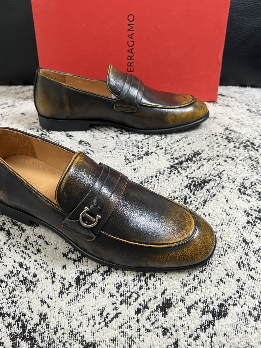 Ferragamo  高品质  顶级工艺品  菲拉格慕  皮鞋专柜同步发售原厂配置，意大利进口原版牛皮，进口水染牛里 ，