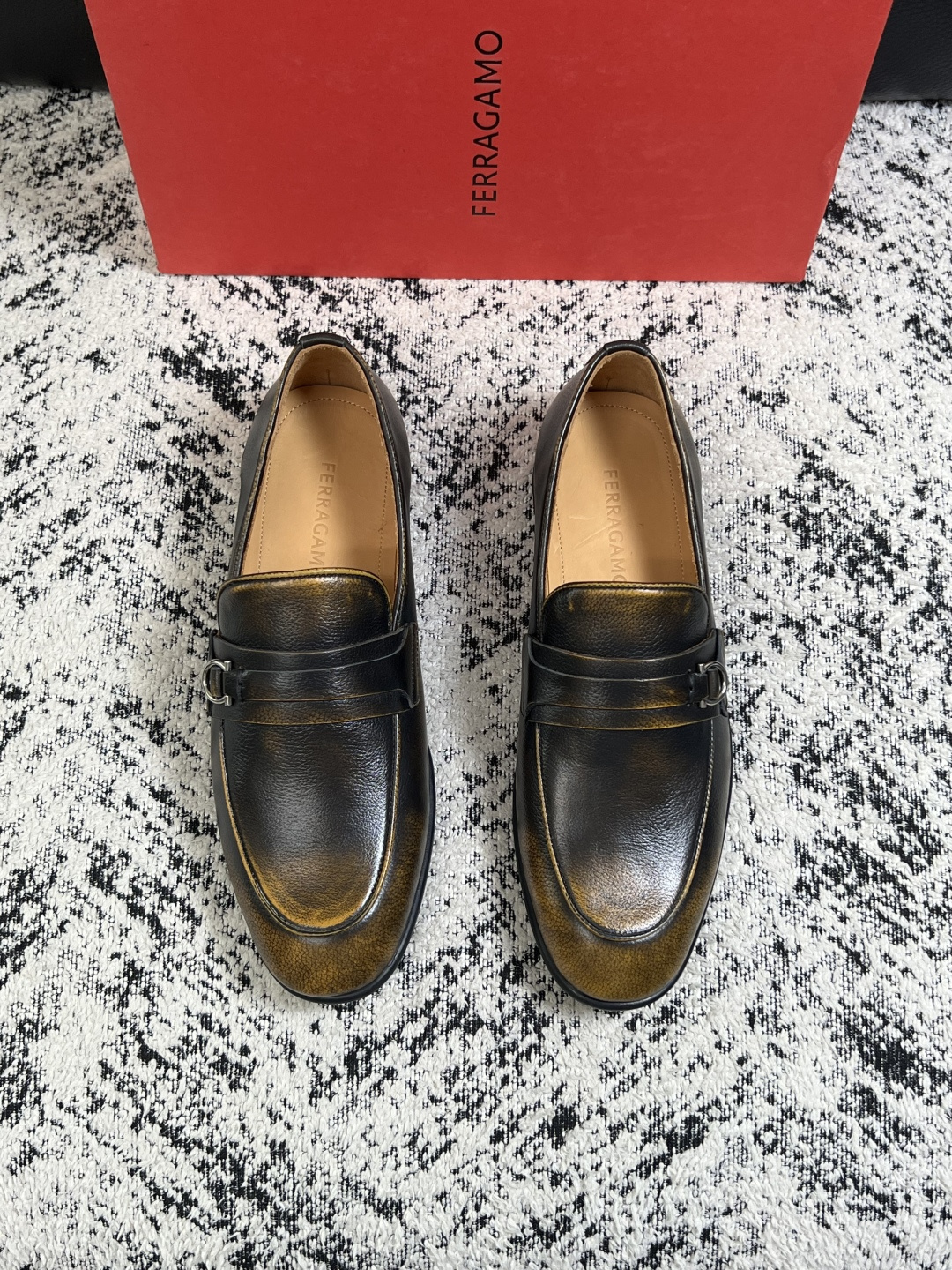 Ferragamo  高品质  顶级工艺品  菲拉格慕  皮鞋专柜同步发售原厂配置，意大利进口原版牛皮，进口水染牛里 ，