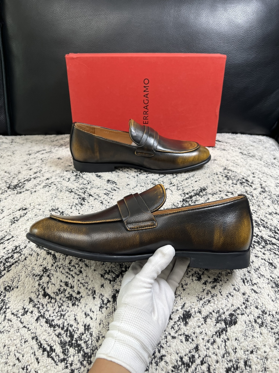 Ferragamo  高品质  顶级工艺品  菲拉格慕  皮鞋专柜同步发售原厂配置，意大利进口原版牛皮，进口水染牛里 ，