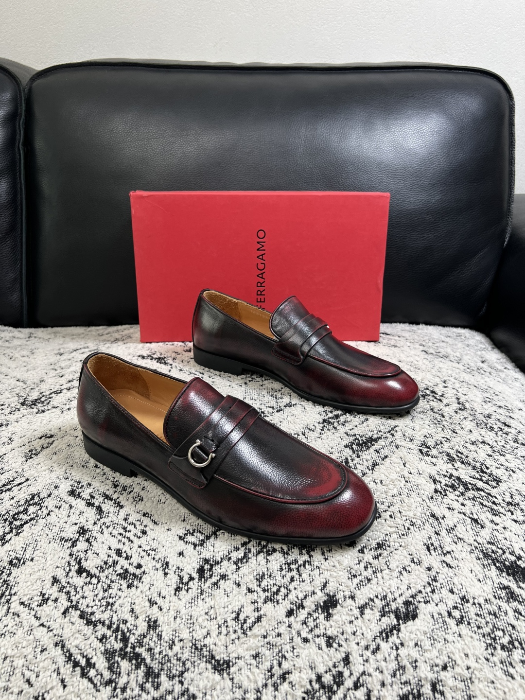Ferragamo  高品质  顶级工艺品  菲拉格慕  皮鞋专柜同步发售原厂配置，意大利进口原版牛皮，进口水染牛里 ，