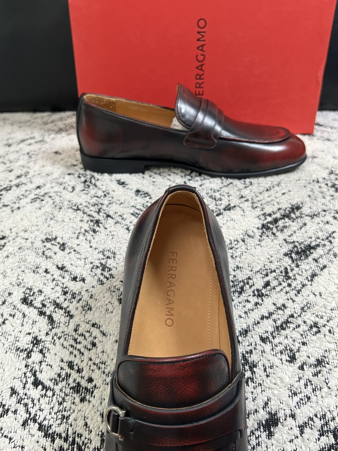 Ferragamo  高品质  顶级工艺品  菲拉格慕  皮鞋专柜同步发售原厂配置，意大利进口原版牛皮，进口水染牛里 ，
