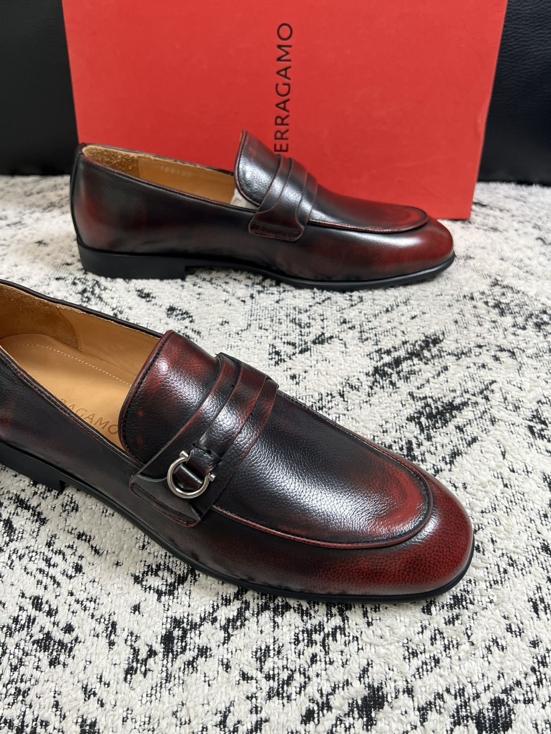 Ferragamo  高品质  顶级工艺品  菲拉格慕  皮鞋专柜同步发售原厂配置，意大利进口原版牛皮，进口水染牛里 ，