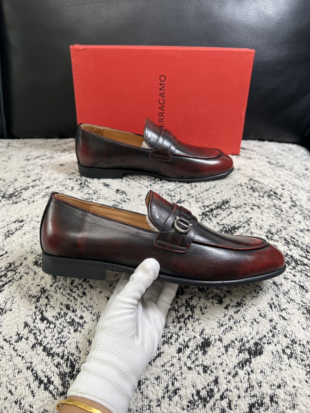 Ferragamo  高品质  顶级工艺品  菲拉格慕  皮鞋专柜同步发售原厂配置，意大利进口原版牛皮，进口水染牛里 ，