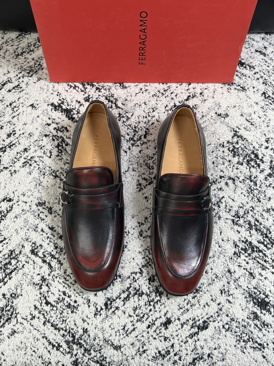 Ferragamo  高品质  顶级工艺品  菲拉格慕  皮鞋专柜同步发售原厂配置，意大利进口原版牛皮，进口水染牛里 ，