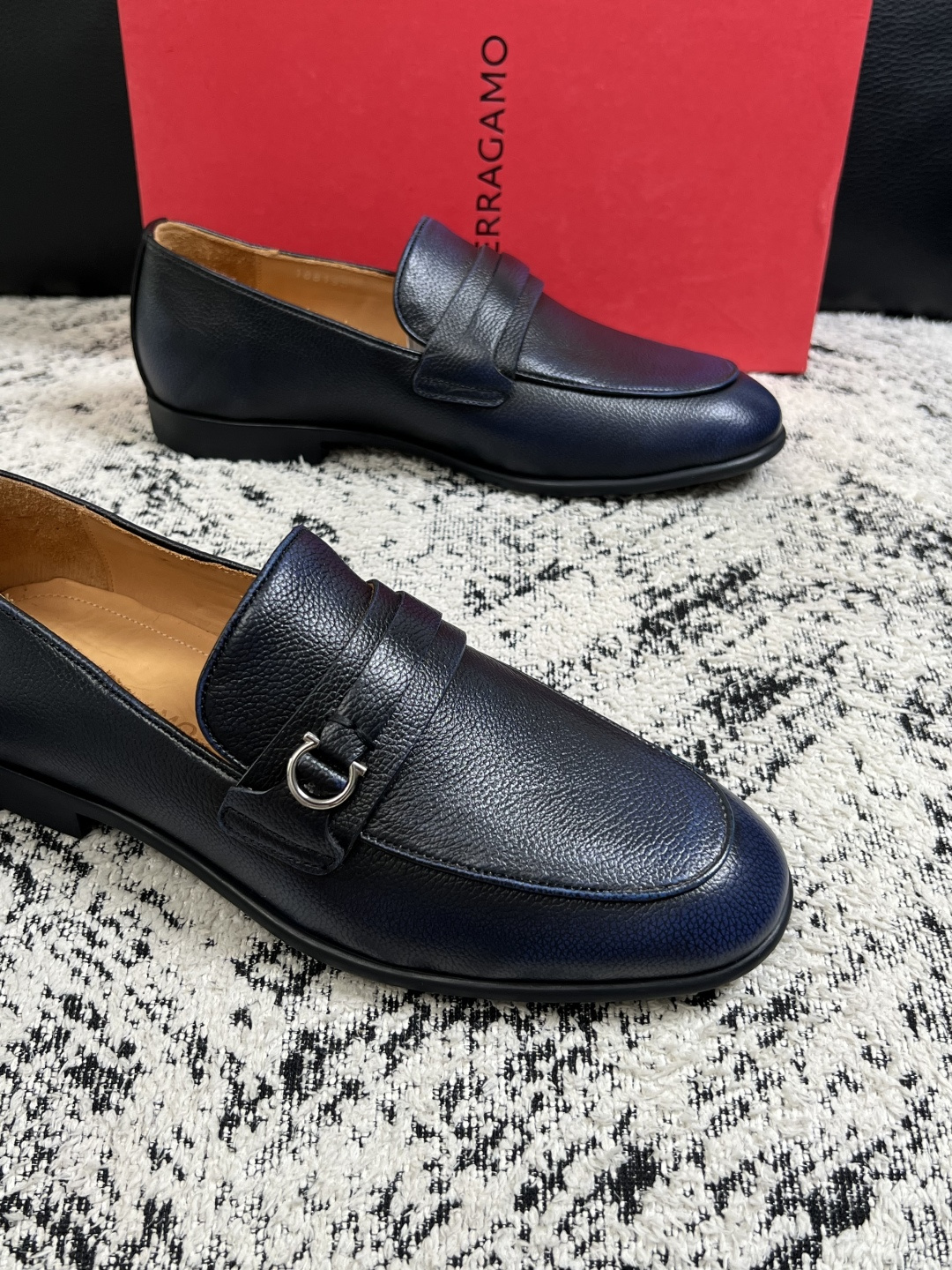 Ferragamo  高品质  顶级工艺品  菲拉格慕  皮鞋专柜同步发售原厂配置，意大利进口原版牛皮，进口水染牛里 ，
