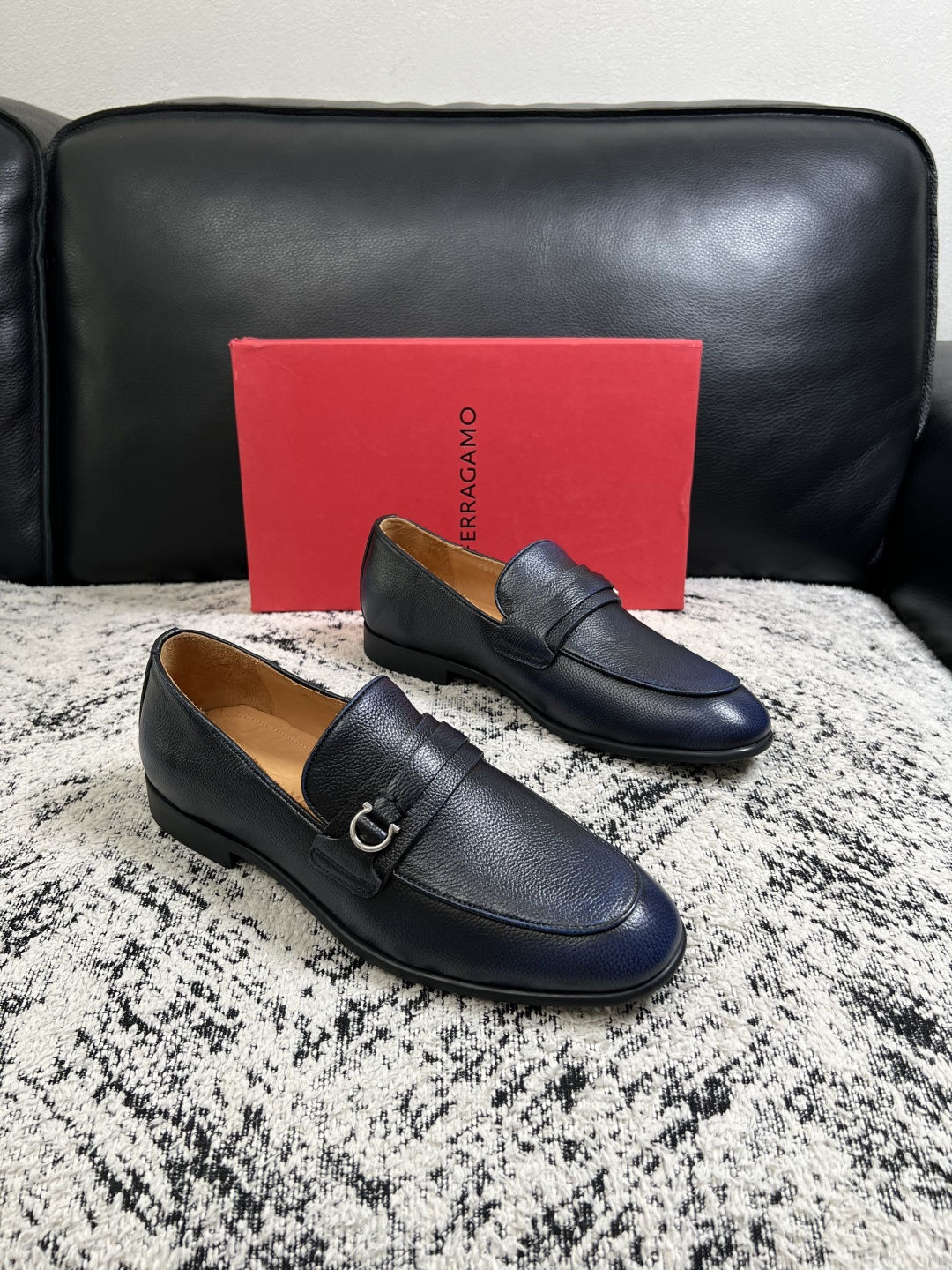 Ferragamo  高品质  顶级工艺品  菲拉格慕  皮鞋专柜同步发售原厂配置，意大利进口原版牛皮，进口水染牛里 ，