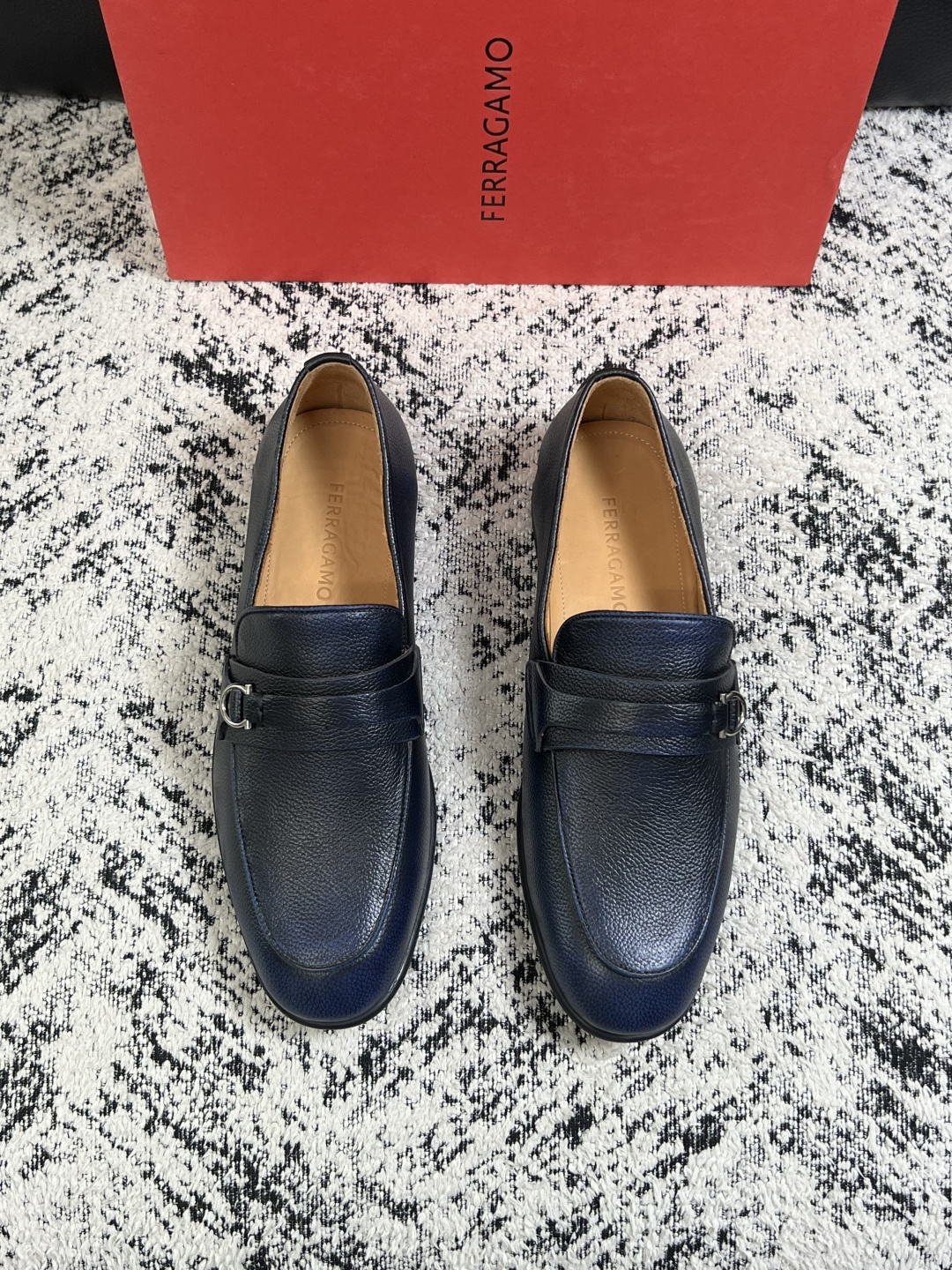 Ferragamo  高品质  顶级工艺品  菲拉格慕  皮鞋专柜同步发售原厂配置，意大利进口原版牛皮，进口水染牛里 ，
