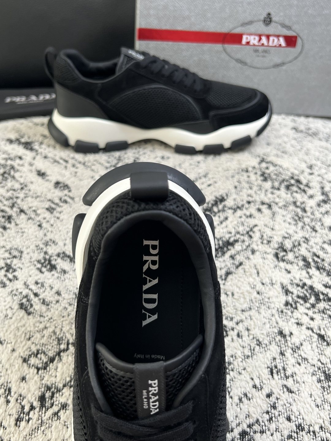 PRADA  高品质  顶级工艺品 普拉达 专柜同步 原厂配置，意大利进口原版牛皮面料，透气舒适进口水染牛里垫，鞋底：原