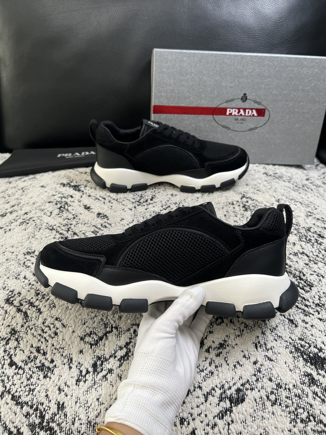 PRADA  高品质  顶级工艺品 普拉达 专柜同步 原厂配置，意大利进口原版牛皮面料，透气舒适进口水染牛里垫，鞋底：原