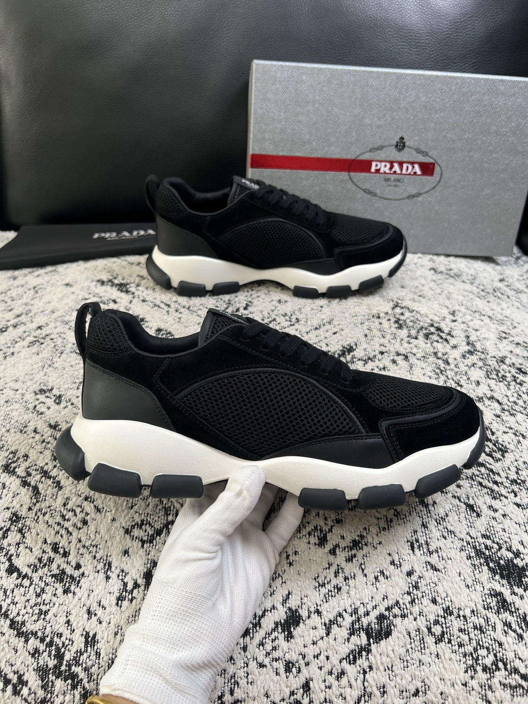 PRADA  高品质  顶级工艺品 普拉达 专柜同步 原厂配置，意大利进口原版牛皮面料，透气舒适进口水染牛里垫，鞋底：原