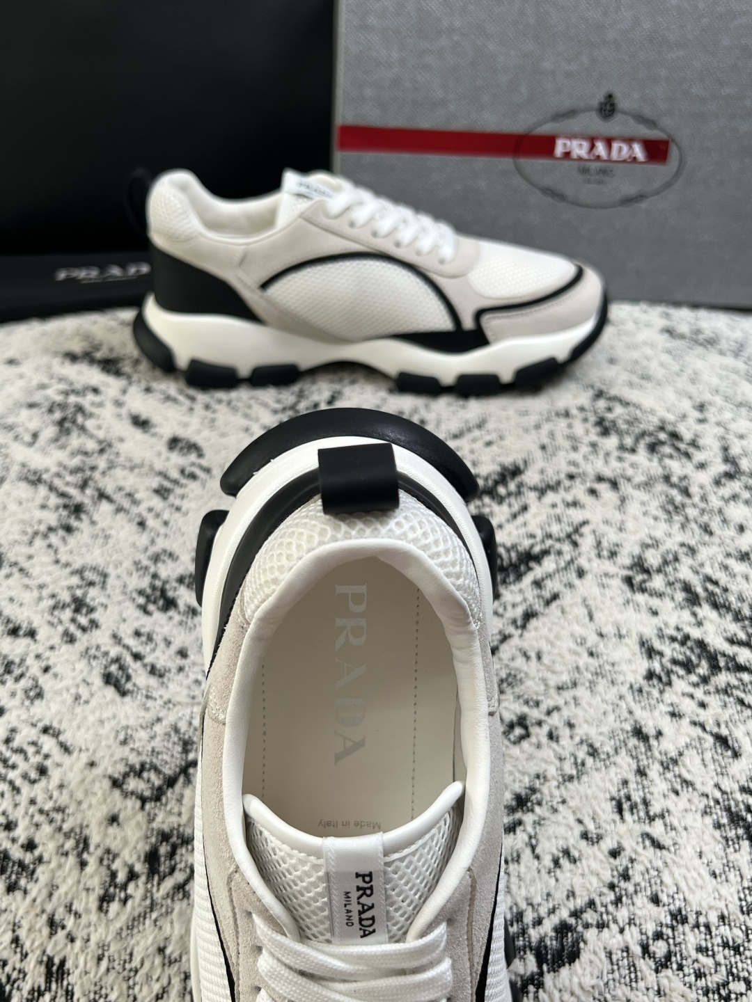 PRADA  高品质  顶级工艺品 普拉达 专柜同步 原厂配置，意大利进口原版牛皮面料，透气舒适进口水染牛里垫，鞋底：原