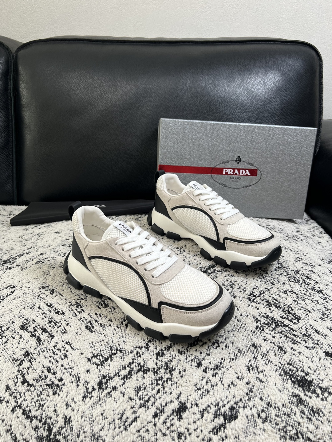 PRADA  高品质  顶级工艺品 普拉达 专柜同步 原厂配置，意大利进口原版牛皮面料，透气舒适进口水染牛里垫，鞋底：原
