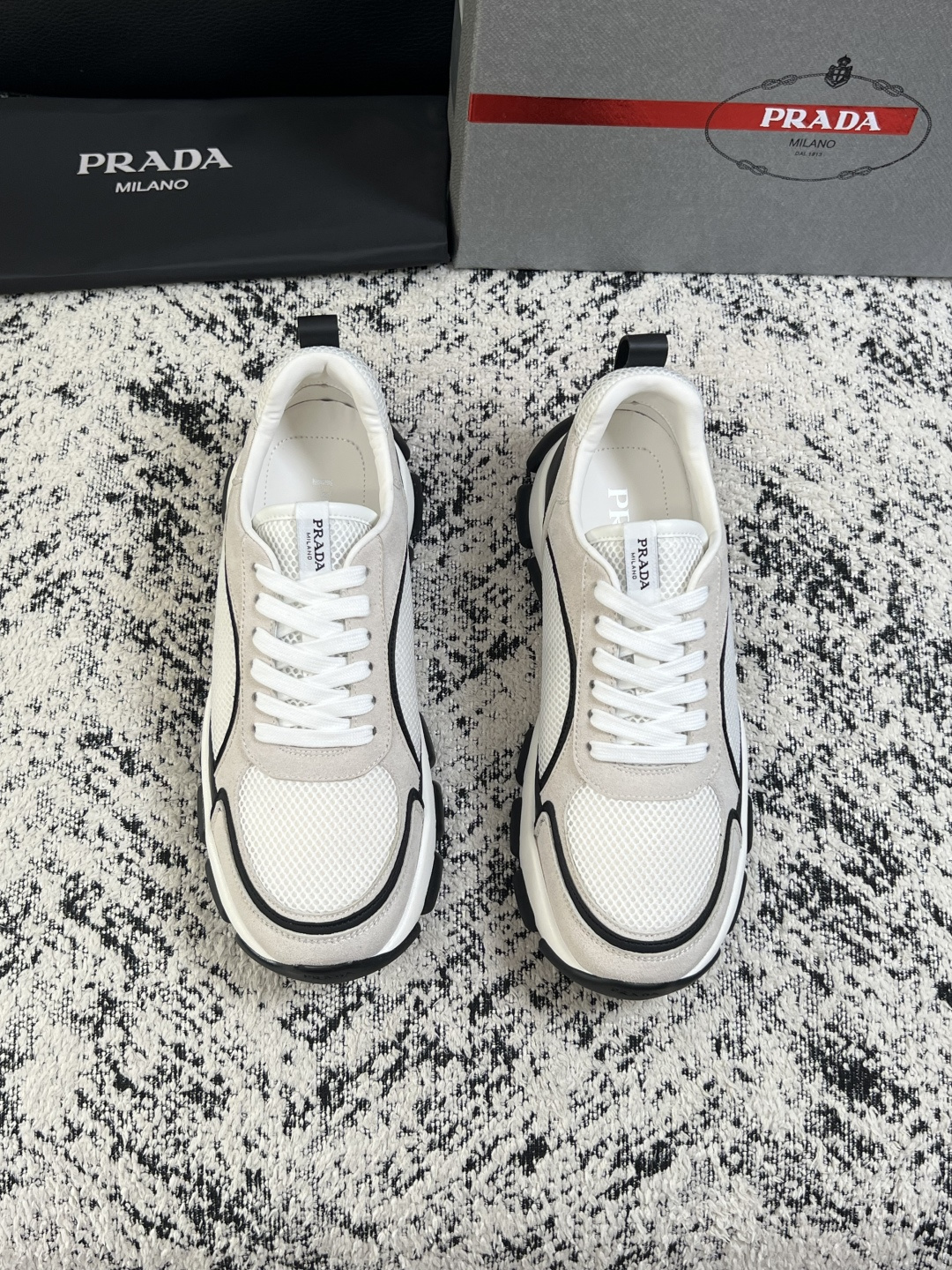 PRADA  高品质  顶级工艺品 普拉达 专柜同步 原厂配置，意大利进口原版牛皮面料，透气舒适进口水染牛里垫，鞋底：原